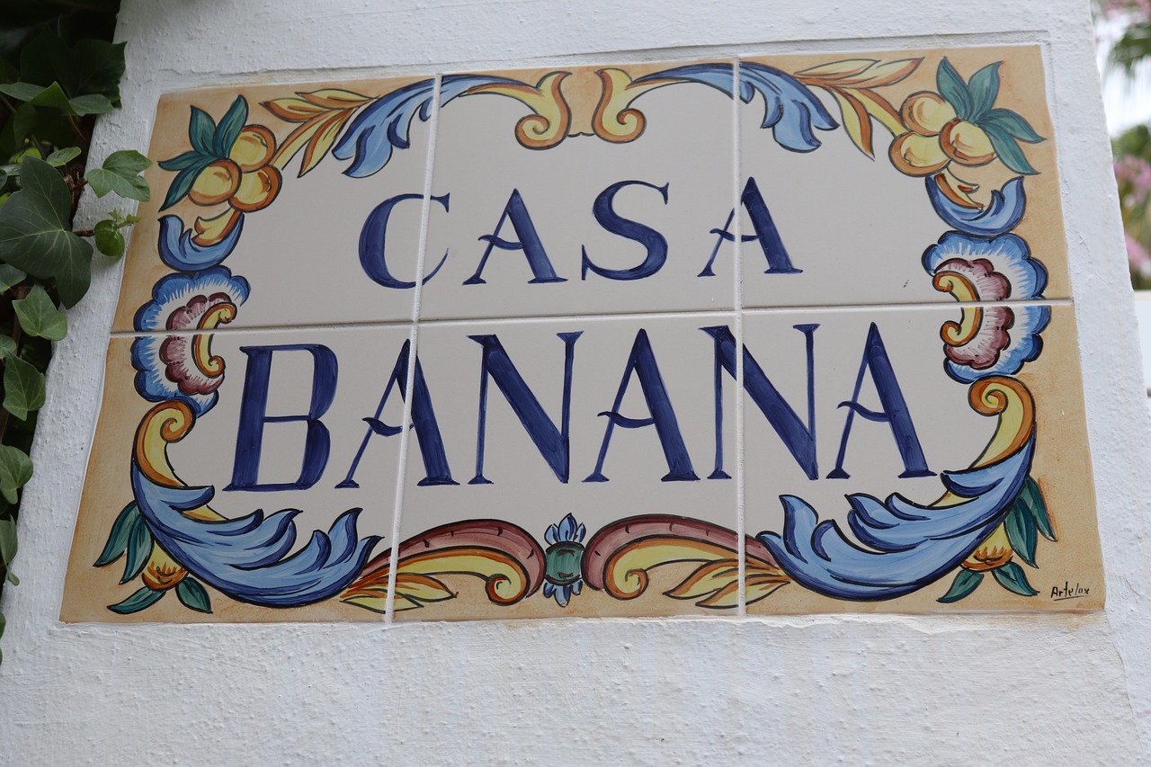 casa banana shield free photo