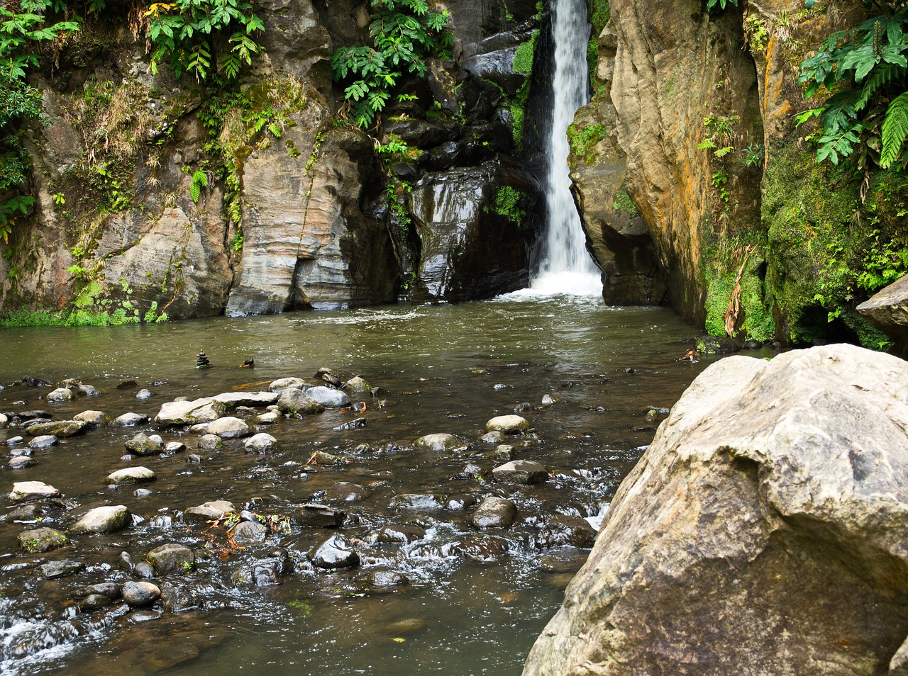 cascade rio stone free photo