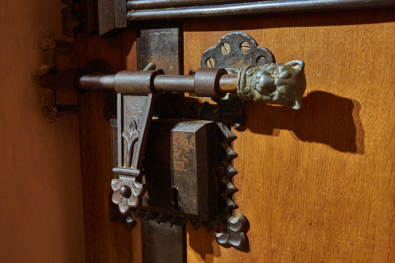 castle door lock middle ages free photo