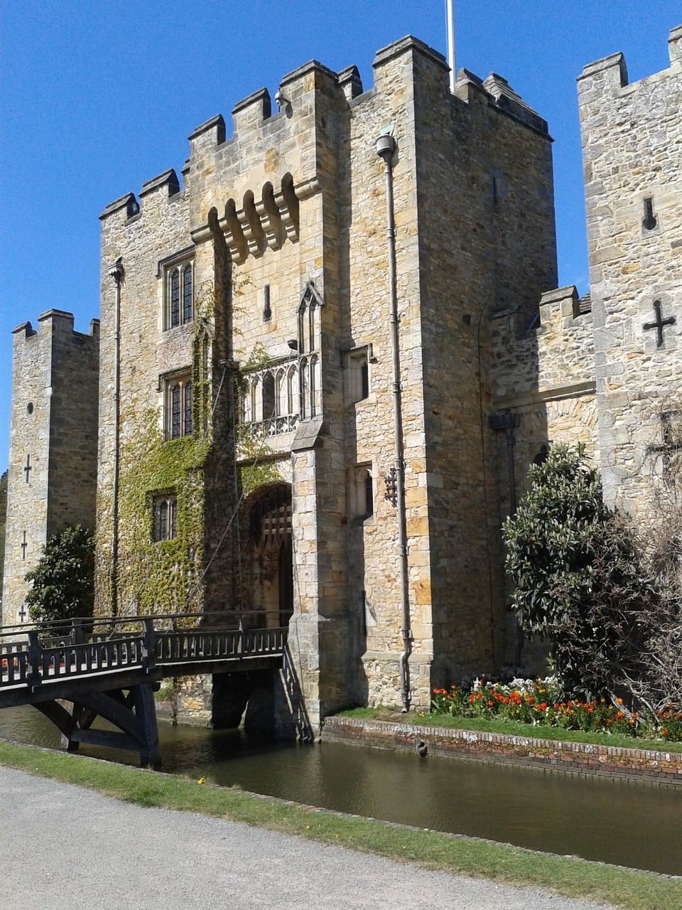 hever castle moat drawbridge free photo