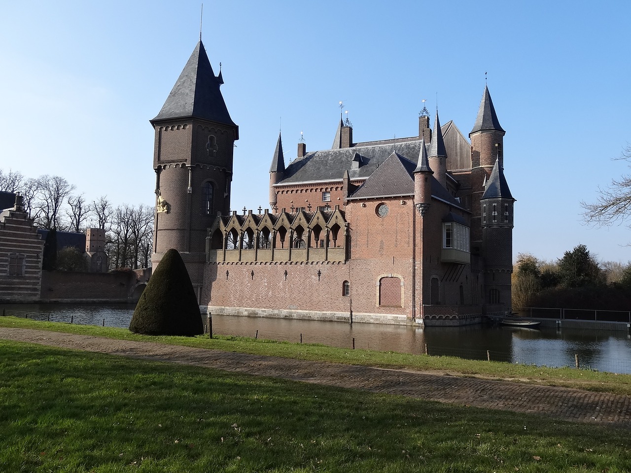 castle outdoor place pond free photo