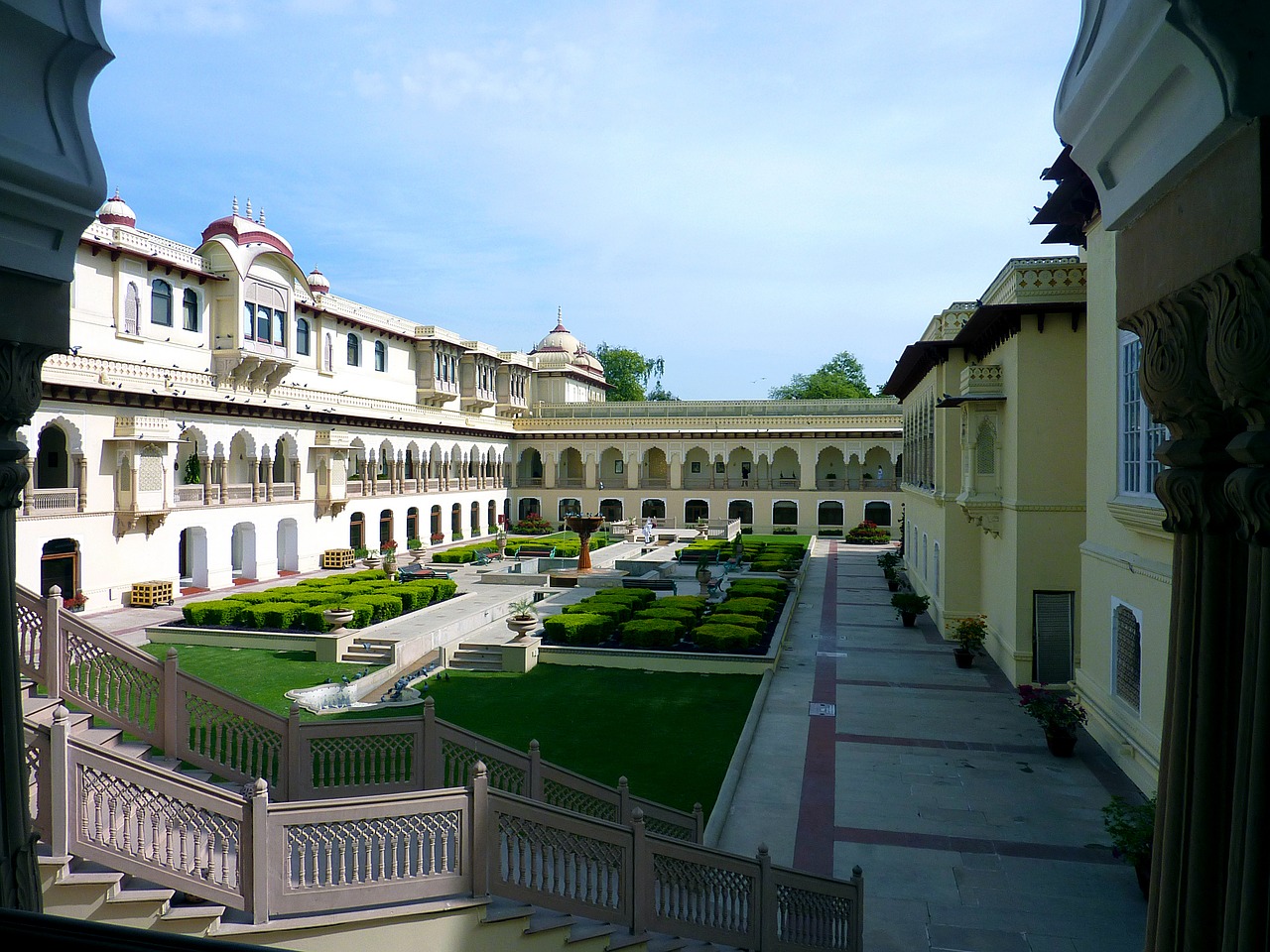 castle palace courtyard free photo