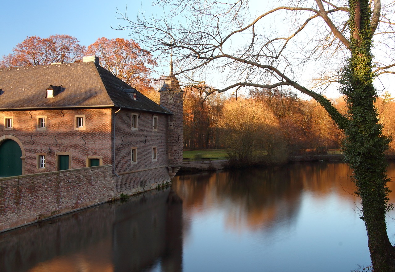 castle pond moat free photo