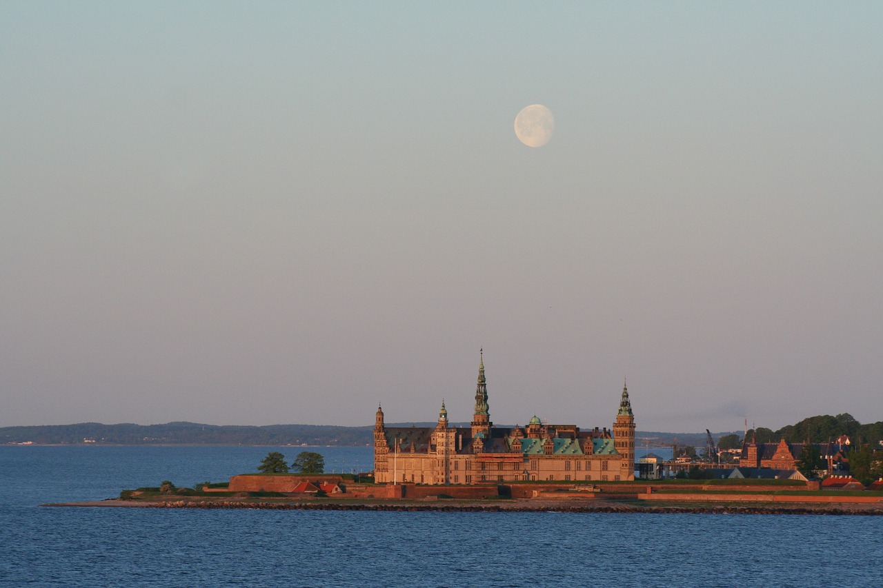castle sea frederiksborg free photo