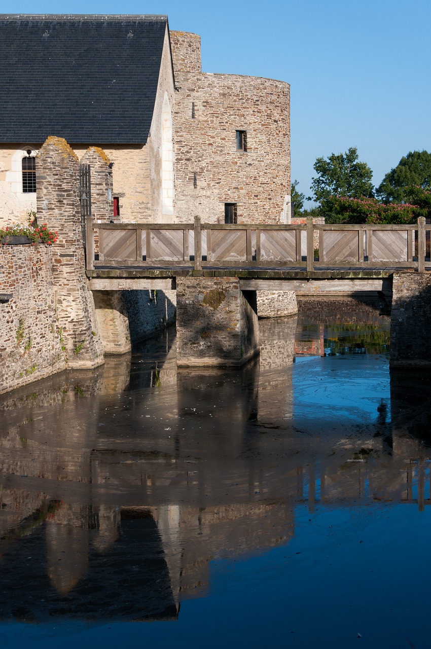 castle moat pierre free photo