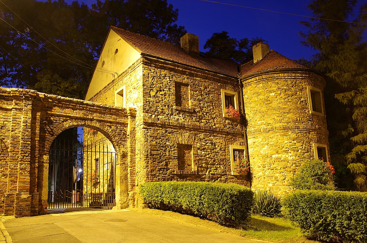 castle the gothic gateway free photo