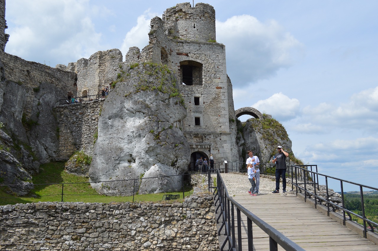 castle poland ogrodzieniec free photo