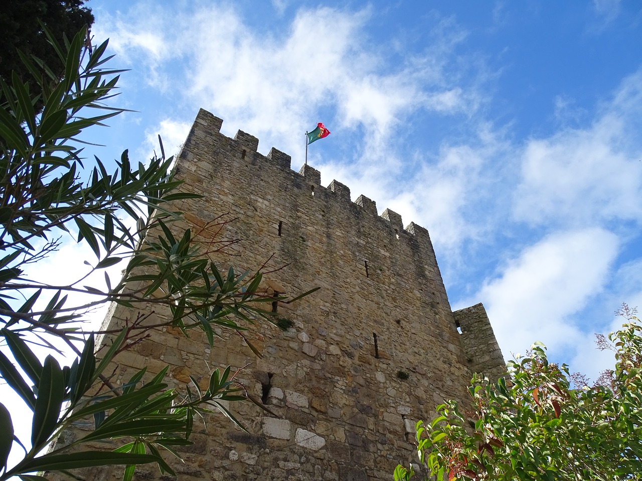 castle flag of portugal montemor-o-velho free photo