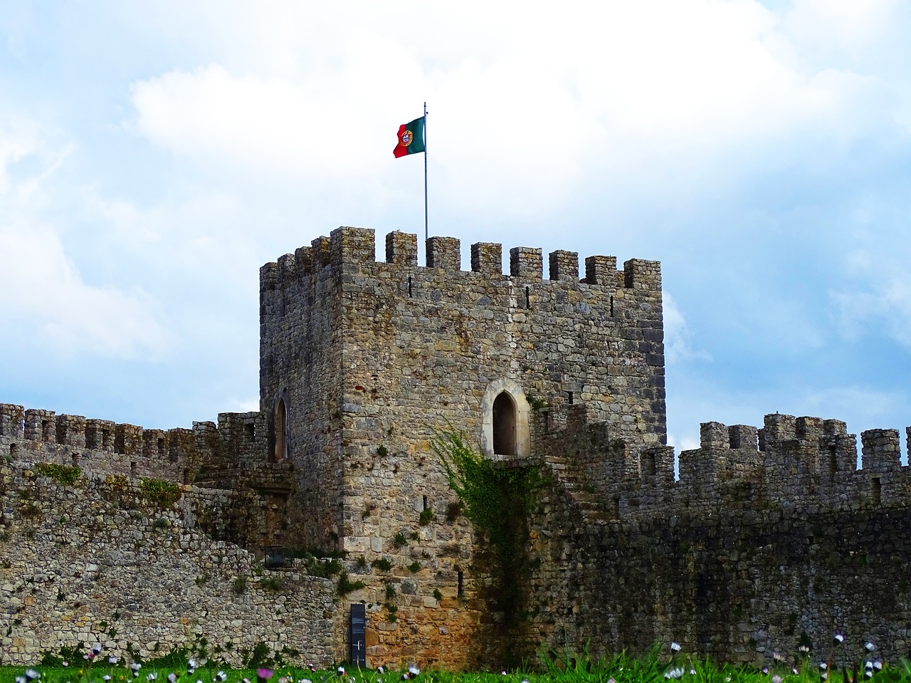 castle flag of portugal montemor-o-velho free photo