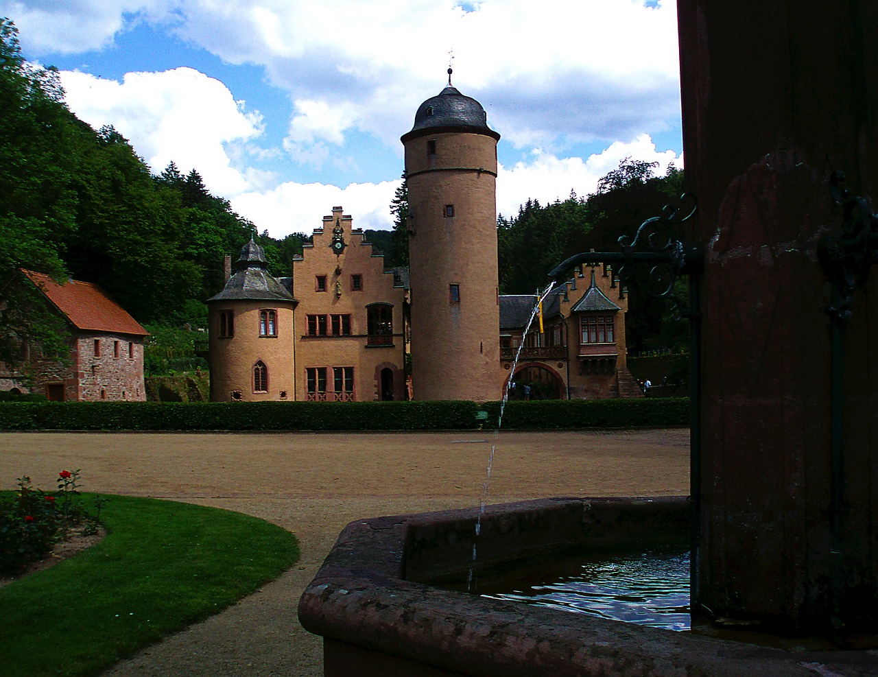 castle fountain mespelbrunn free photo
