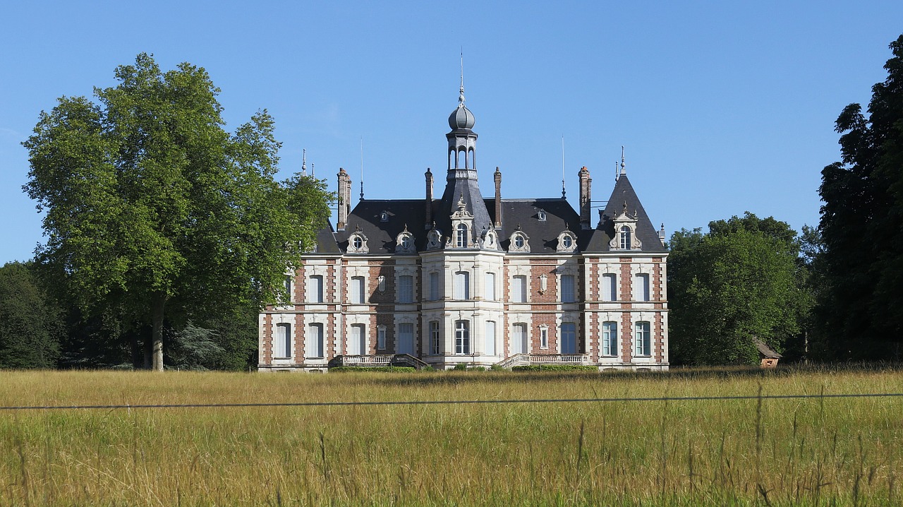 castle housing country of the loire free photo