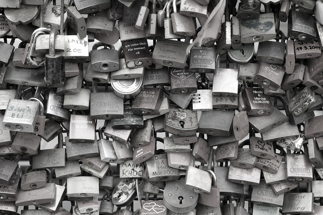 castle love love locks free photo