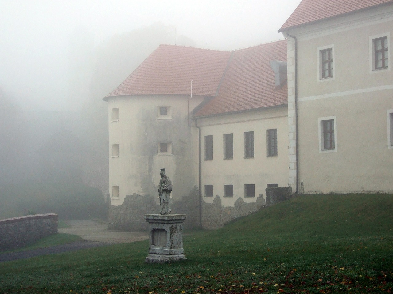 castle slovakia fog free photo