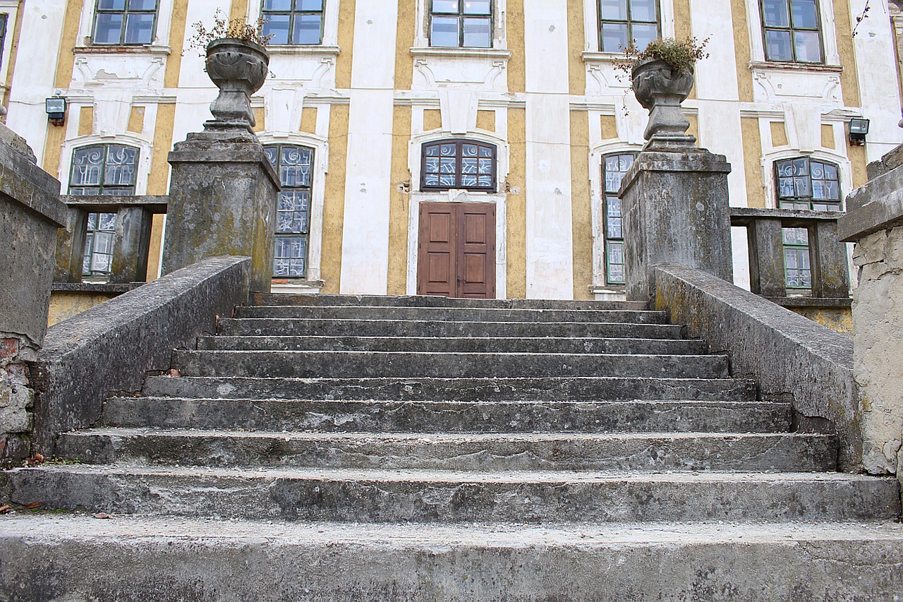 castle input stairs free photo