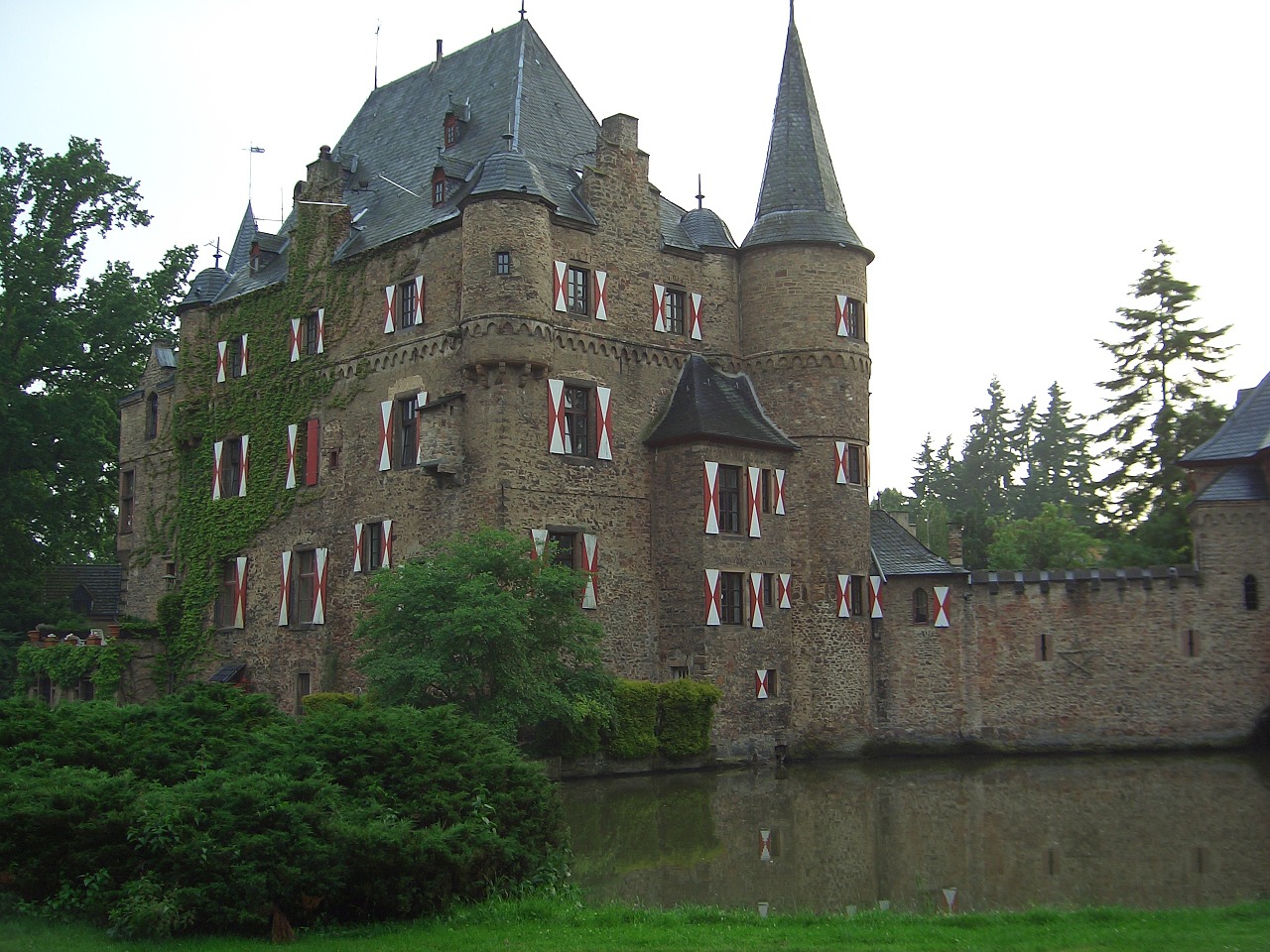 castle satzvey wasserburg free photo