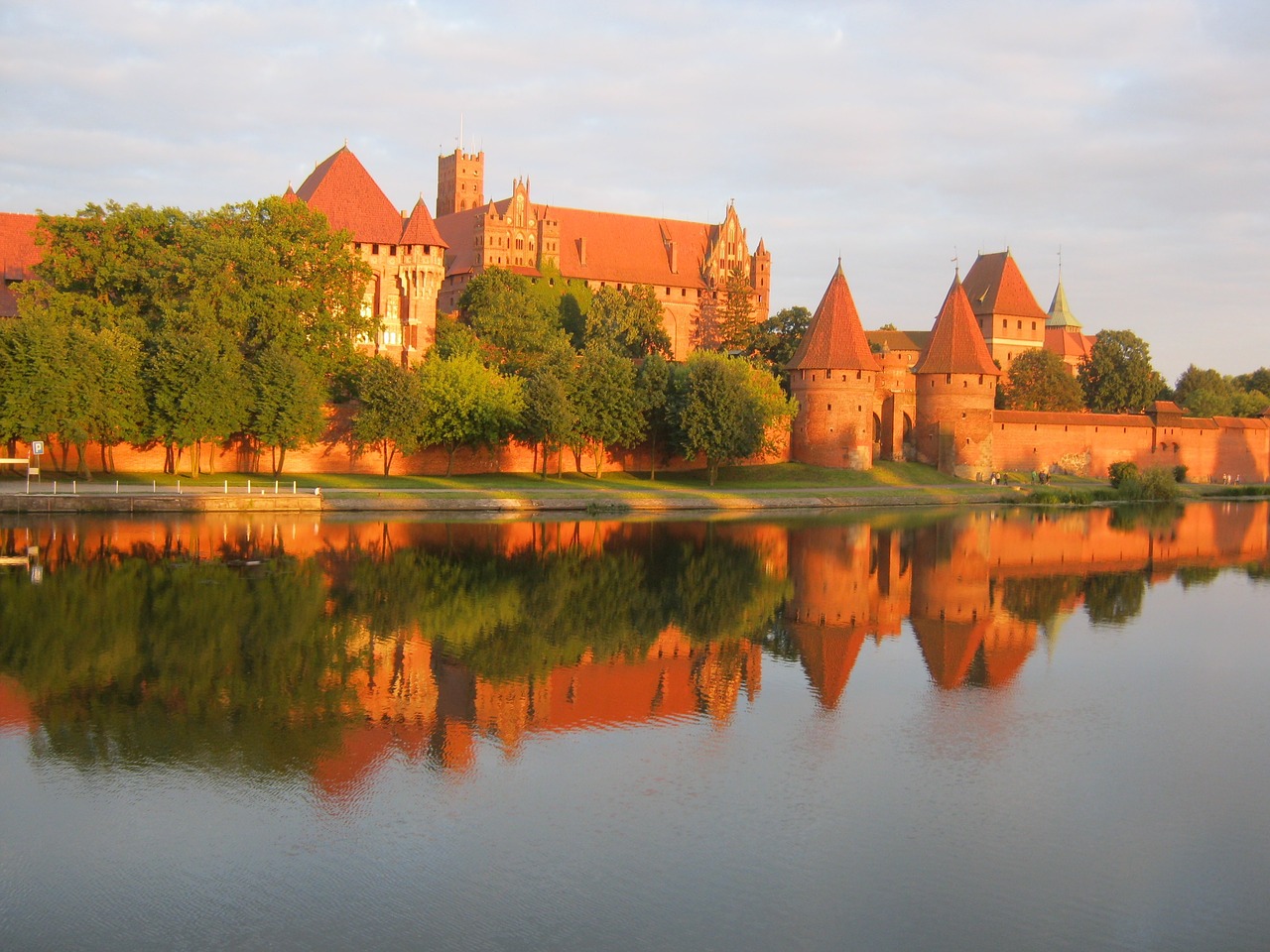 castle reflection in water sunset castle free photo