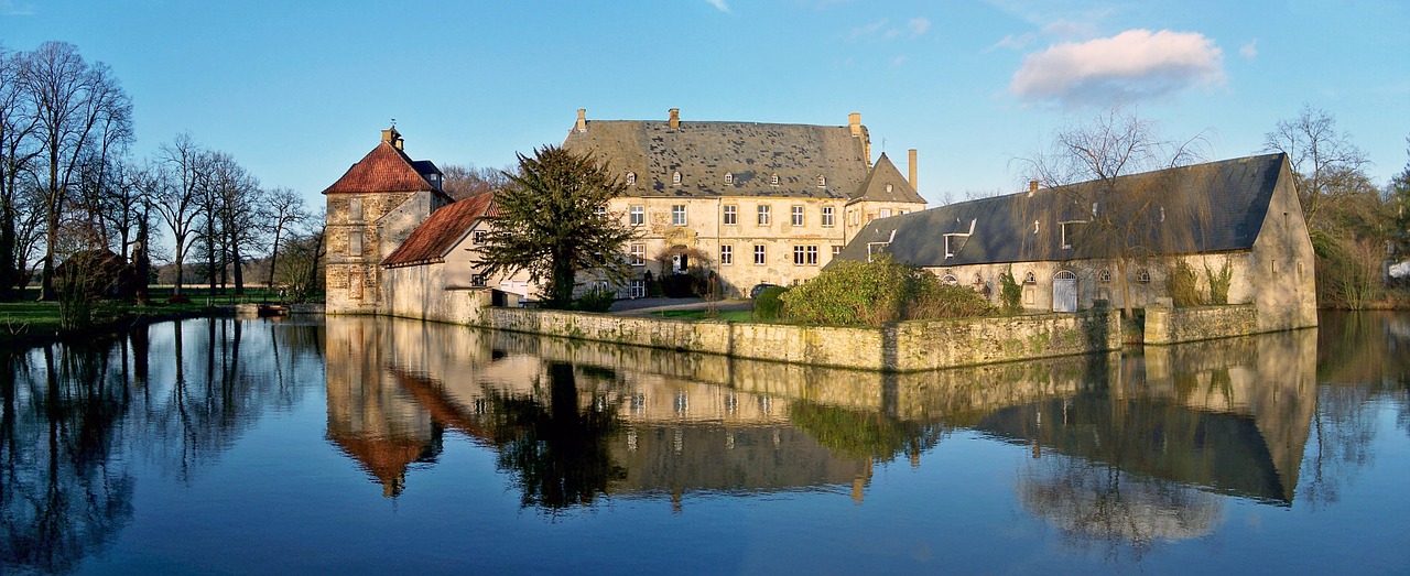 castle water mirroring free photo