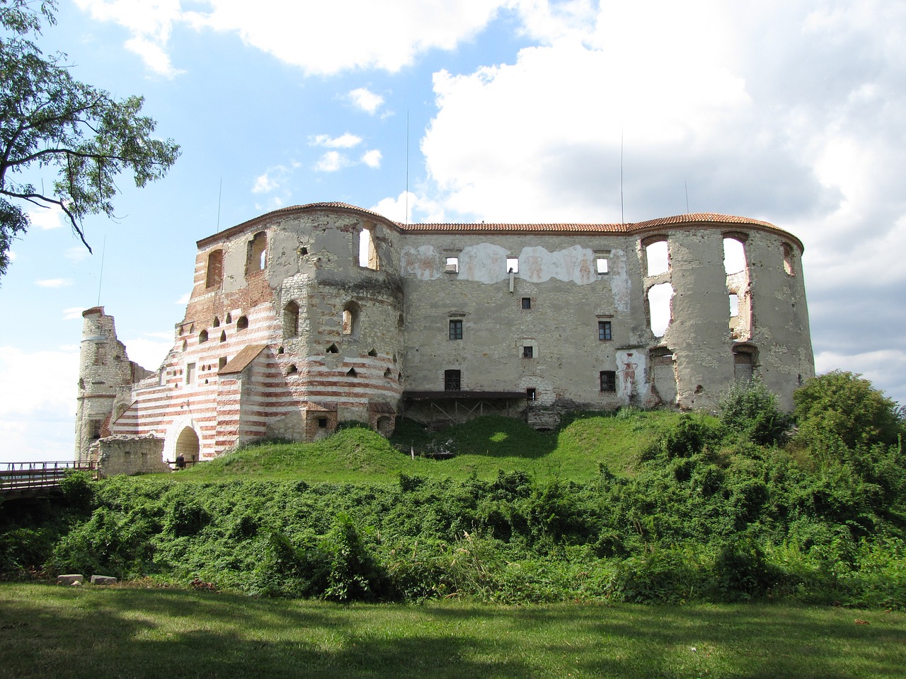 castle the ruins of the janowiec free photo