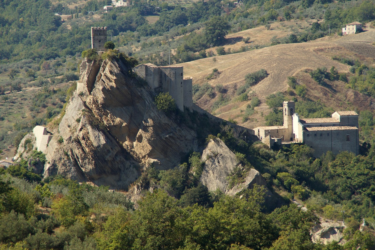 castle burgruine roccascalegna free photo