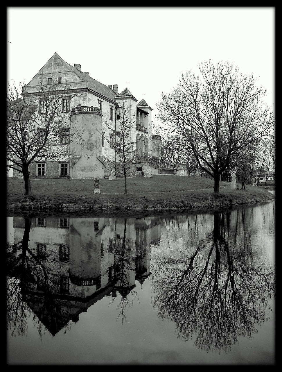 castle view moat free photo