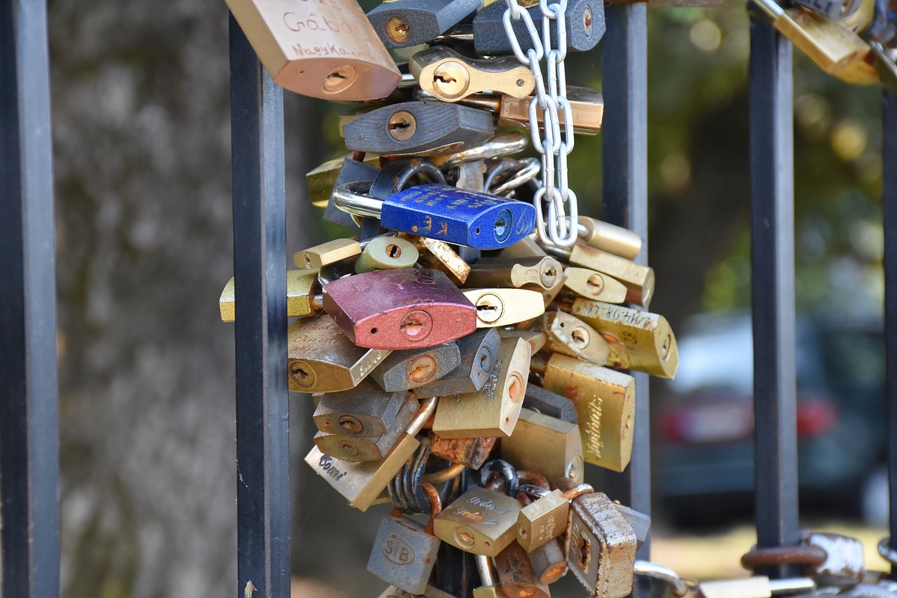 castle love love locks free photo