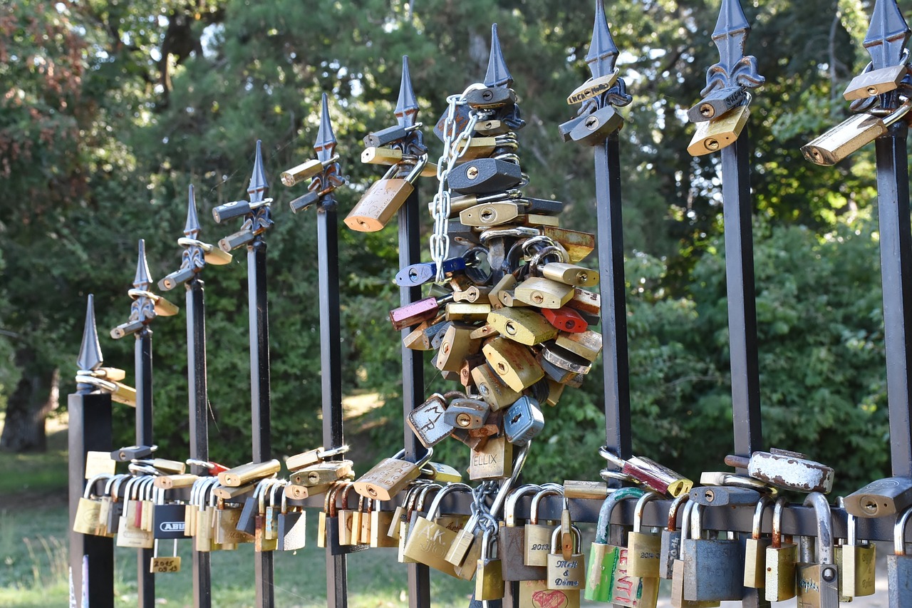 castle love love locks free photo