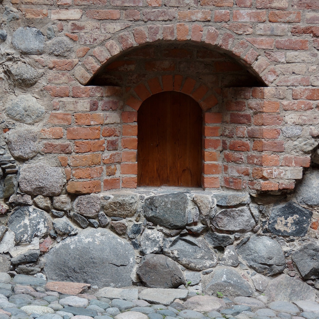 castle door door recess brick wall free photo