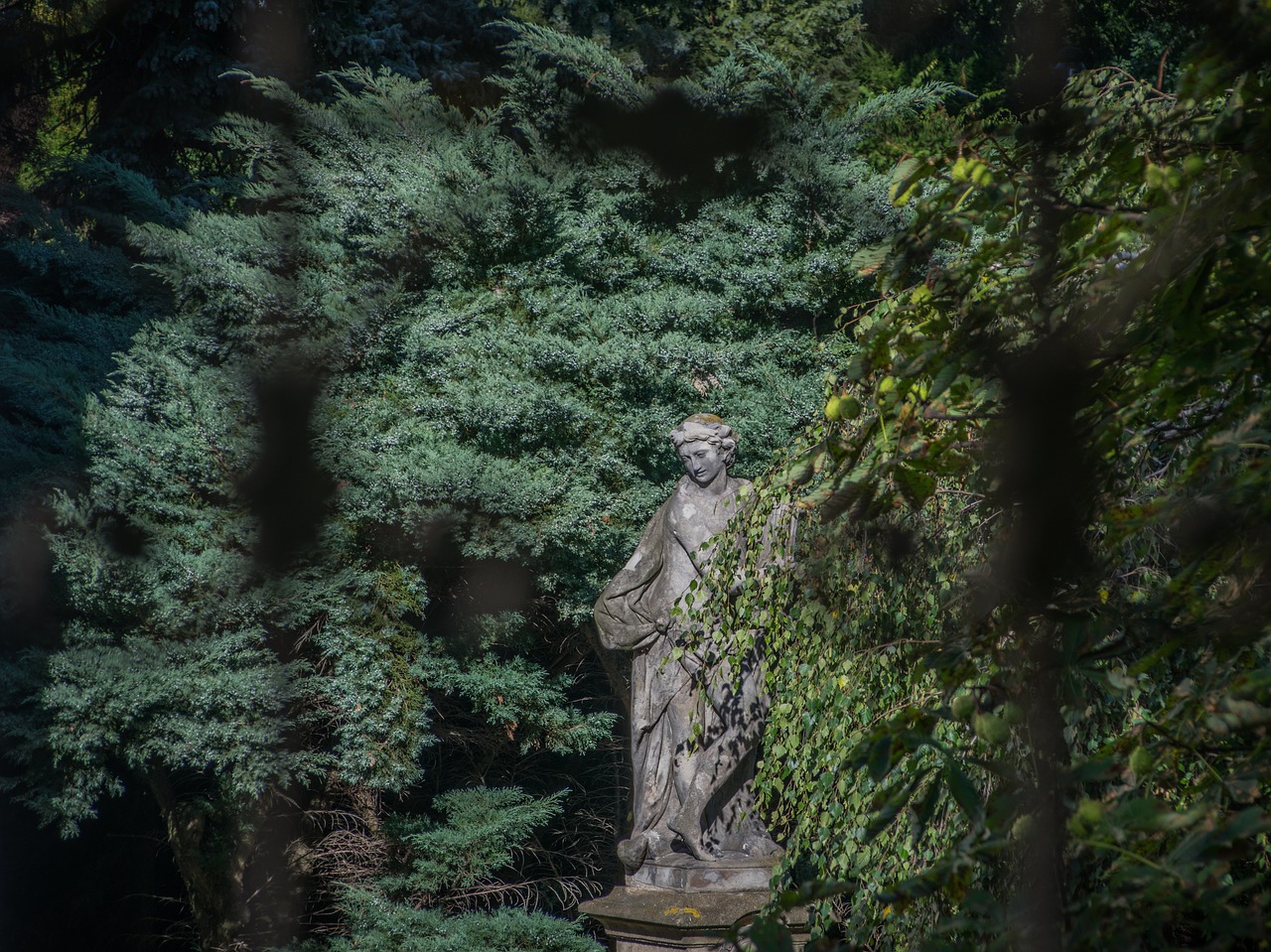 Still garden. Скульптуры в саду замка. Statue of Richard III at Castle Gardens. Statue of RIII at Castle Gardens.