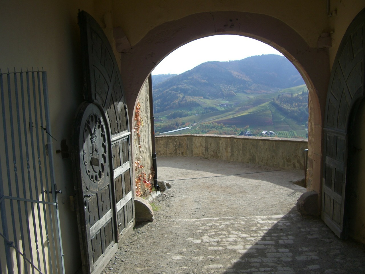 castle gate archway castle staufenberg free photo