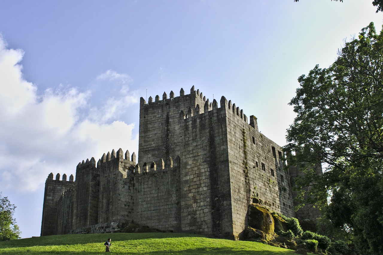 castle of sao manede castle guimarães free photo