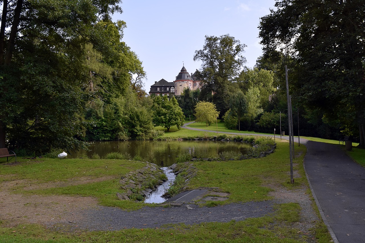 Отзывы castle park. Парк Шлос. Лаубах Германия. Замок Каммер. Замковый парк.