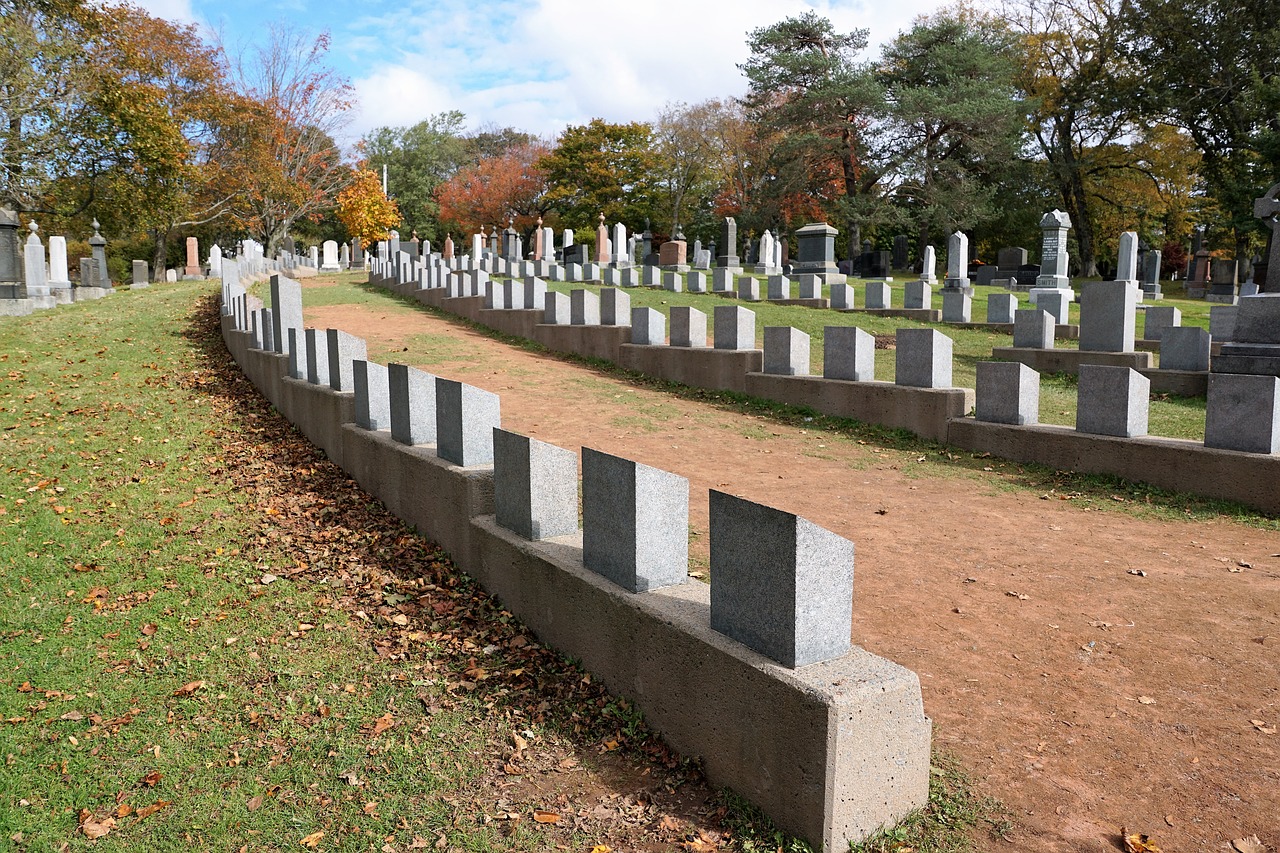 cemetery titanik halifax free photo