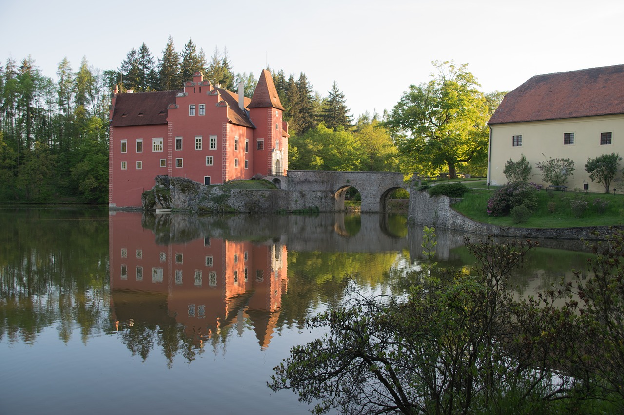 červená lhota castle lake free photo