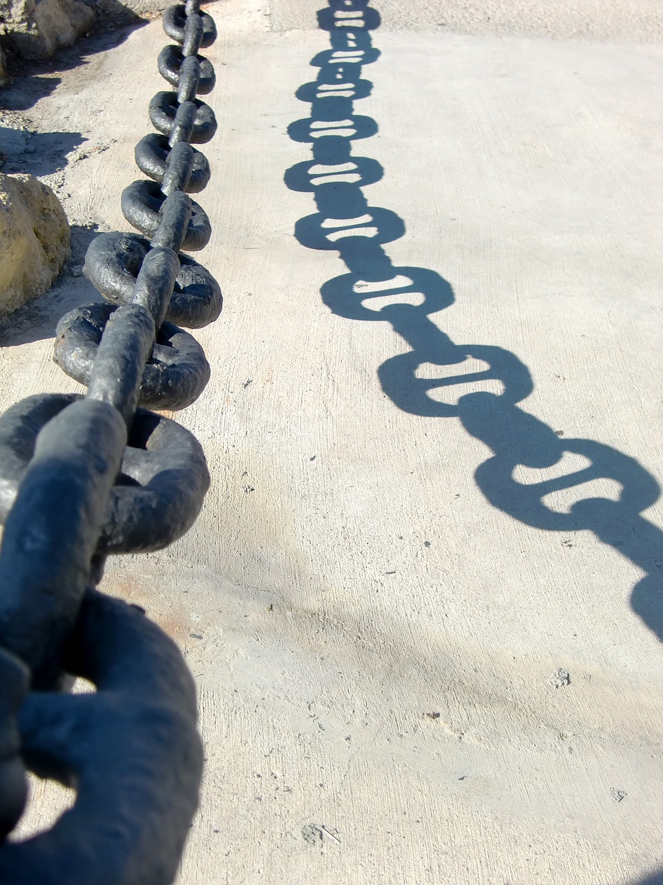 chain shadow links of the chain free photo