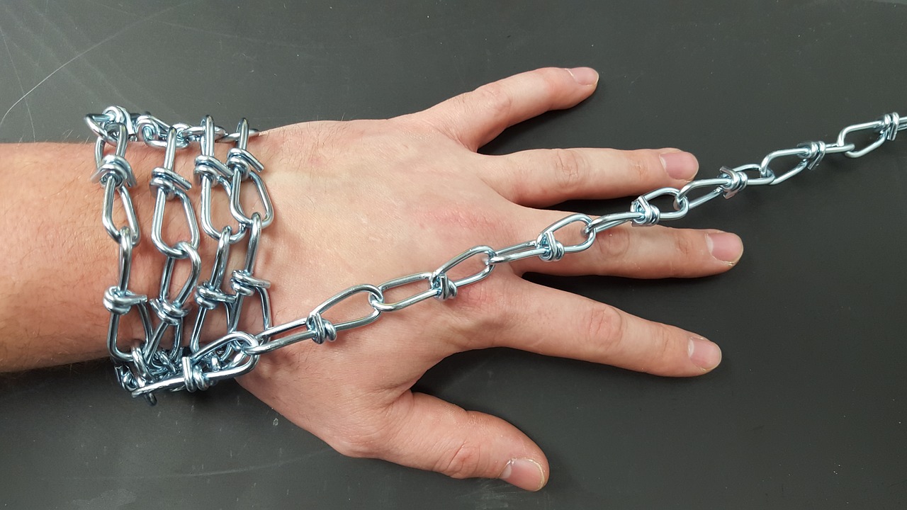 chain hand bound free photo