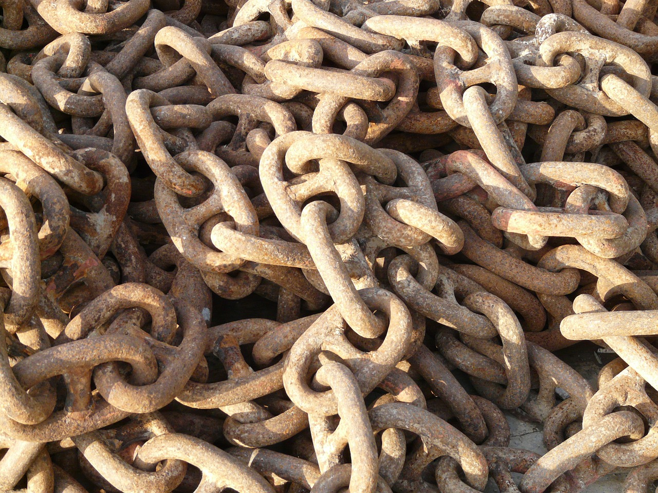 chain links of the chain old rusted free photo