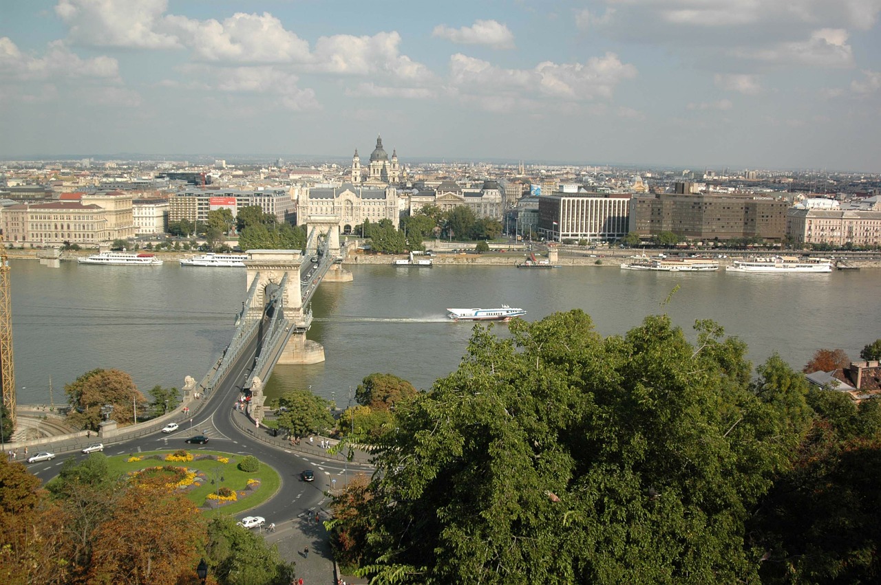 chain bridge budapest hungary free photo