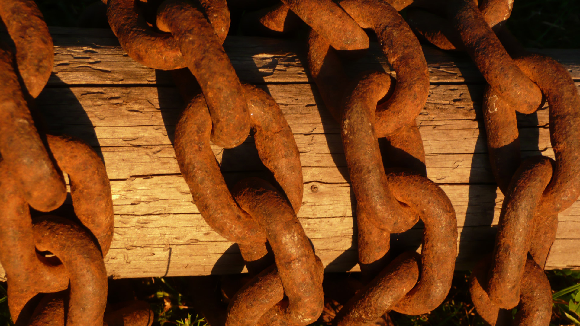 chain wood background free photo