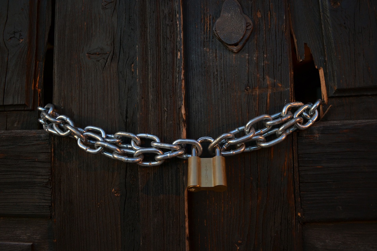 chains lock doors free photo