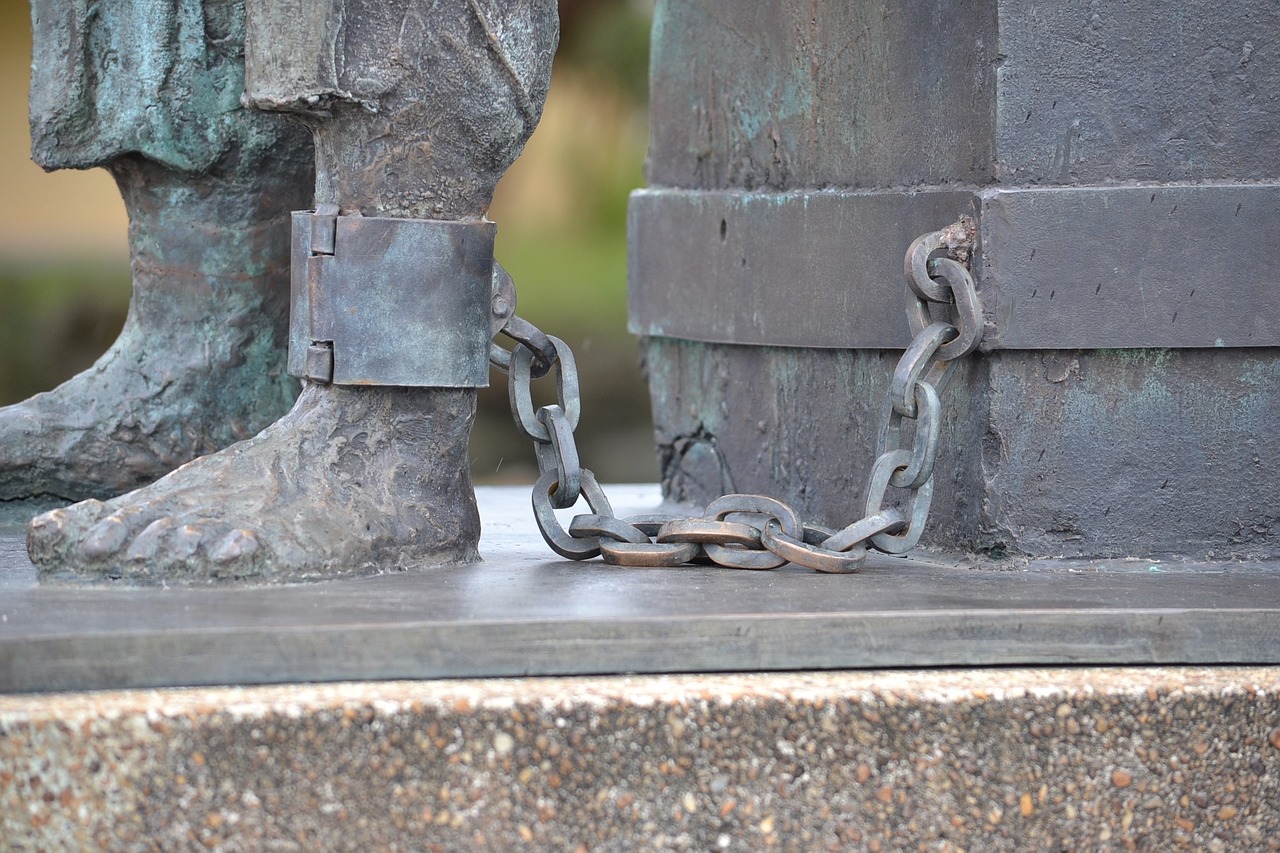 chains prison sculpture free photo