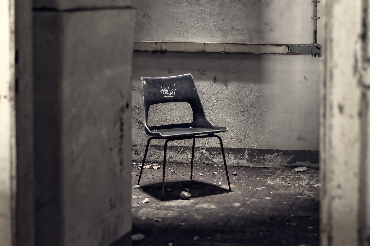 chair interrogation torment free photo