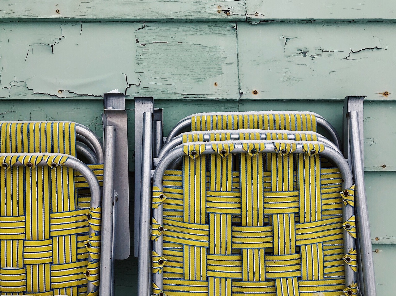 chairs  cottage  beach free photo