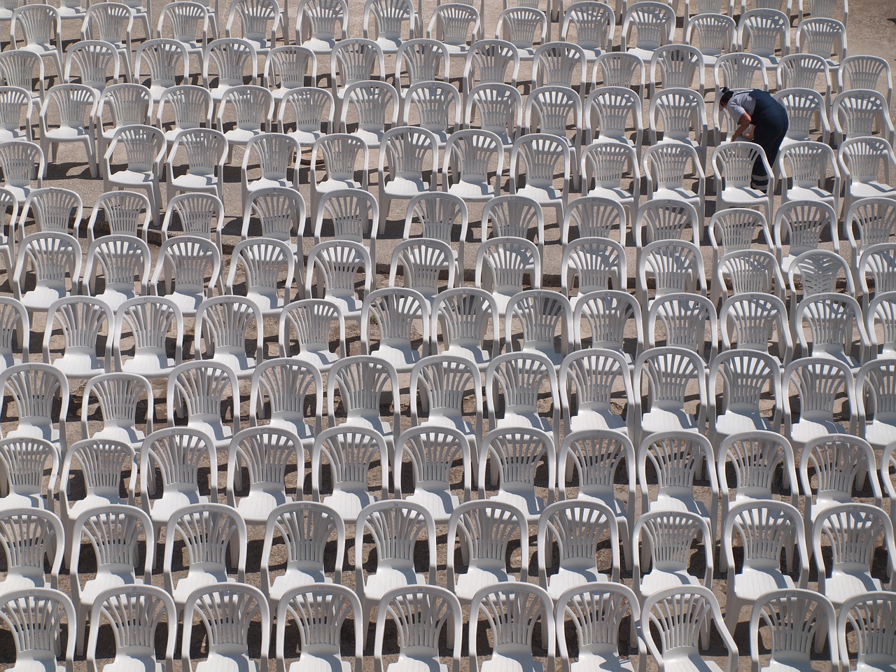 chairs  white  audience free photo