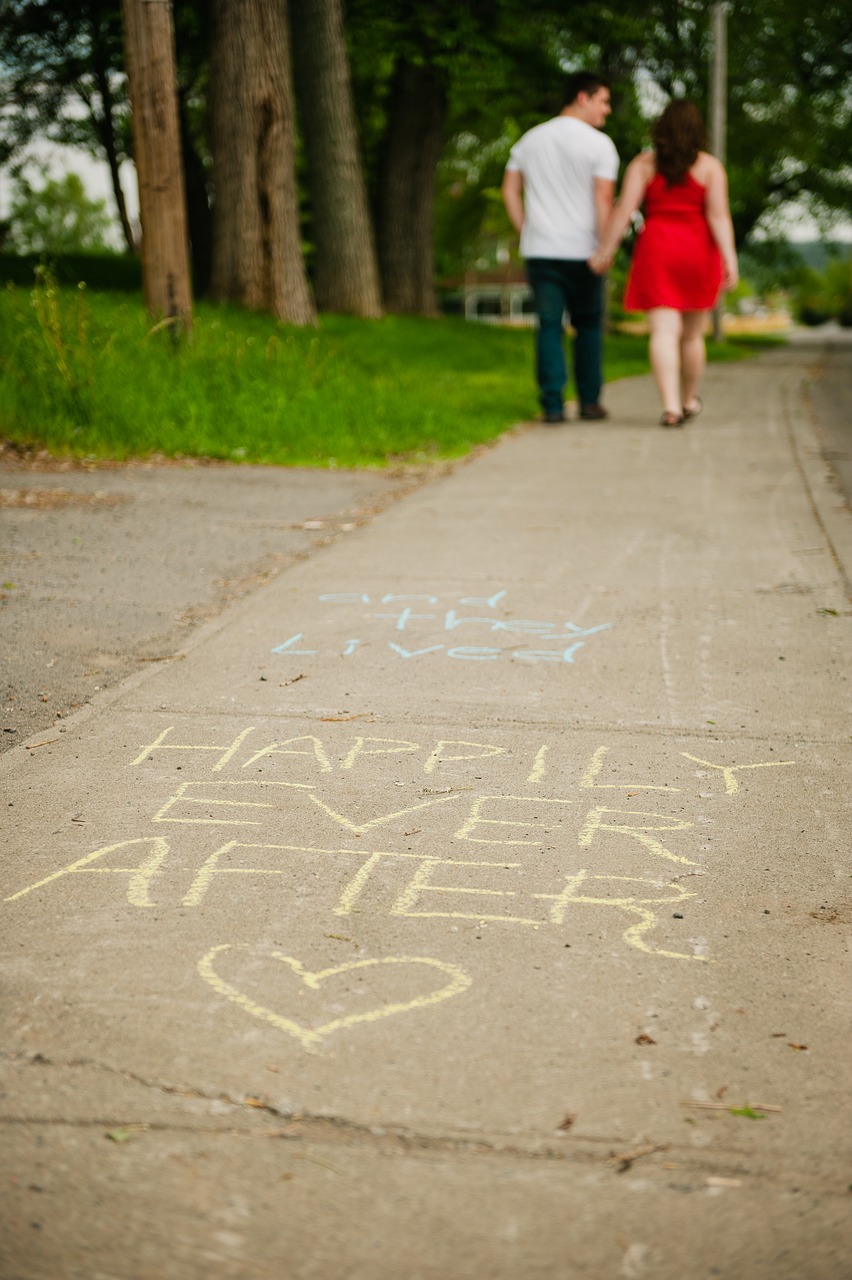 chalk sidewalk couple free photo