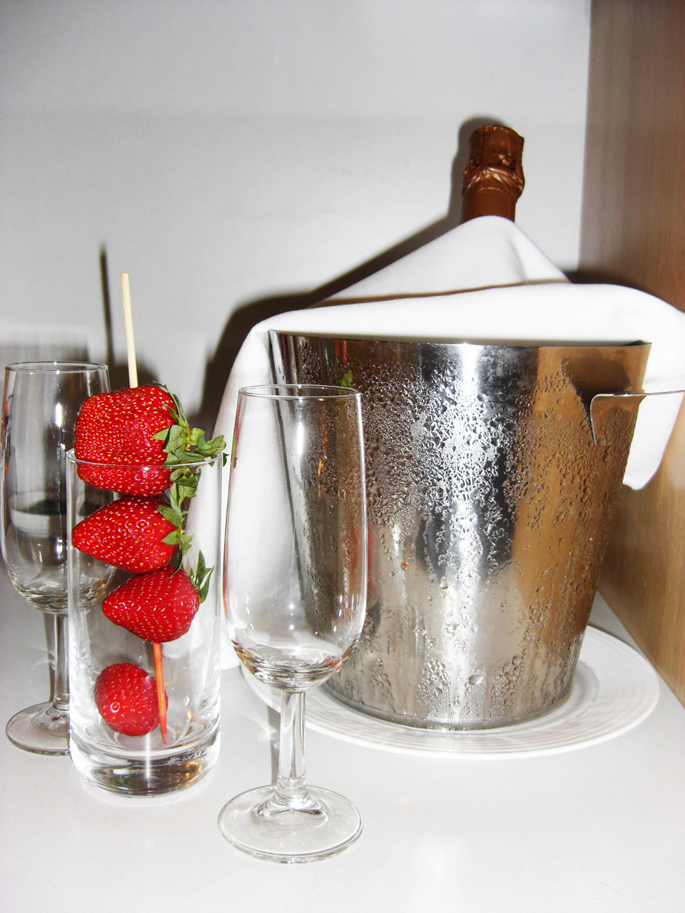 champagne strawberries strawberry free photo