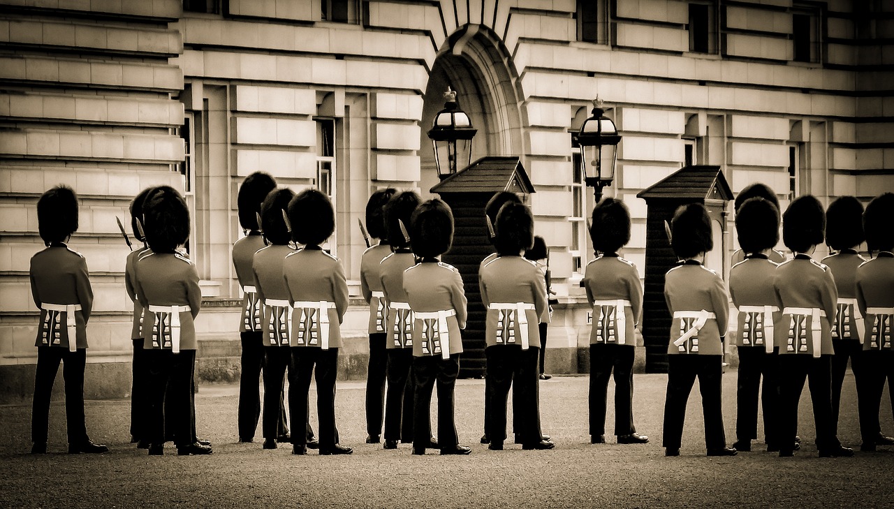 changing of the guards  buckingham palace  united kingdom free photo