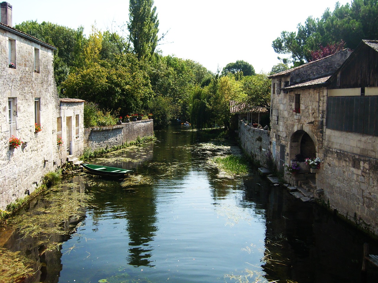 channel house at the water's edge house free photo