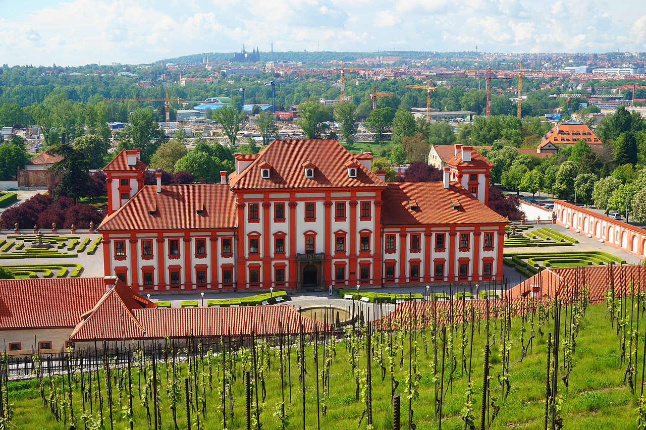 chateau  prague  czechia free photo