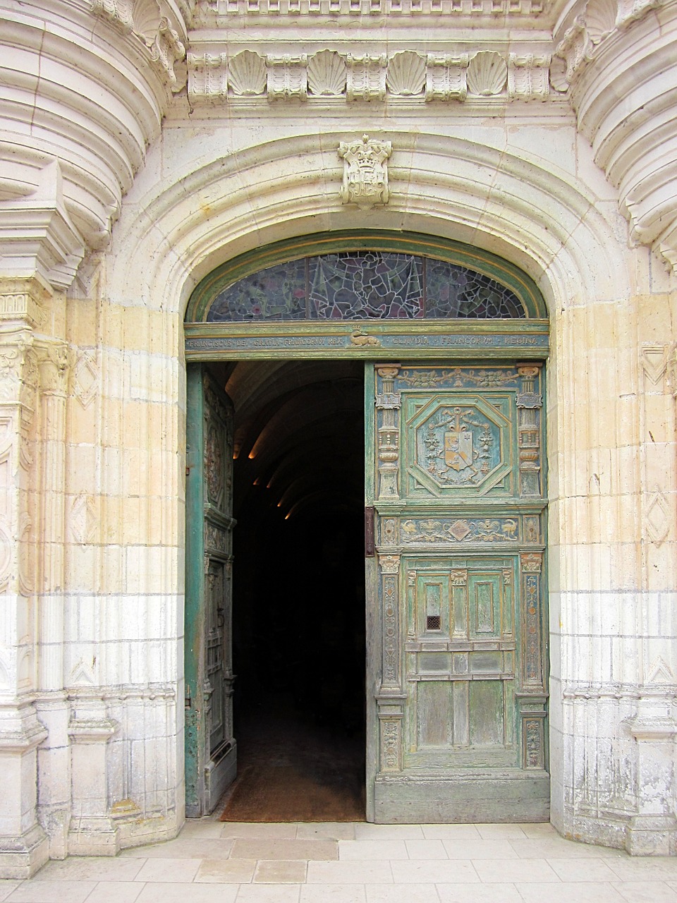 château de chenonceau entrance door free photo