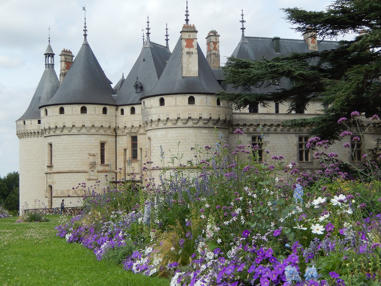 château de sully-sur-loire royal castle france free photo